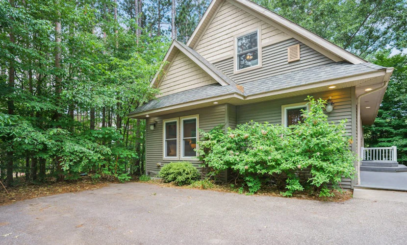 Dreamy retreat near the lake with spacious deck, foosball, Ping-Pong & kayaks