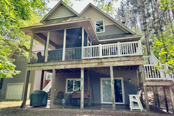 Dreamy retreat near the lake with spacious deck, foosball, Ping-Pong & kayaks