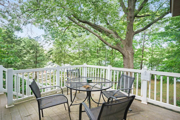 Dreamy retreat near the lake with spacious deck, foosball, Ping-Pong & kayaks