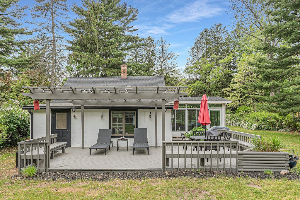 Quiet remodeled cottage near downtown Sawyer - private deck, gas grill, firepit