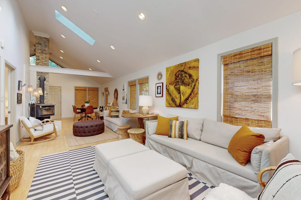 Cozy Modern Cottage, Near beach & Town, Lovely Large Back Yard, WIFI, & W/D