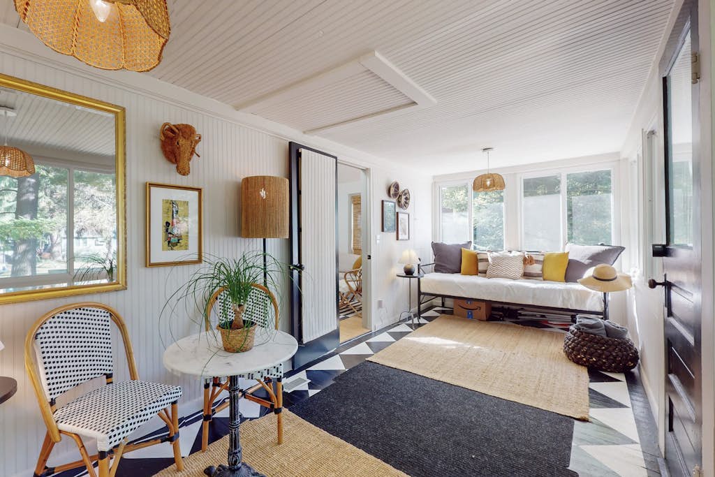 Cozy Modern Cottage, Near beach & Town, Lovely Large Back Yard, WIFI, & W/D
