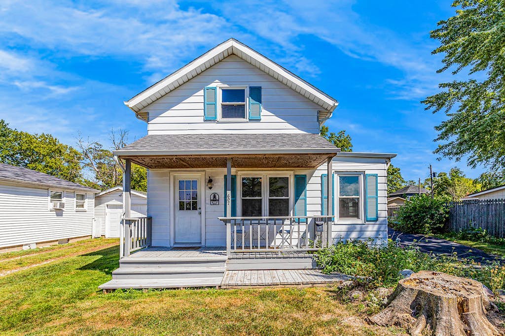Quaint, budget-friendly home walking distance to town with grill - dog-friendly