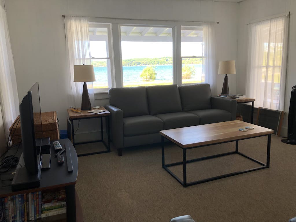 Pleasant lake house w/ free cable, guest kayak, set on trail - dogs allowed