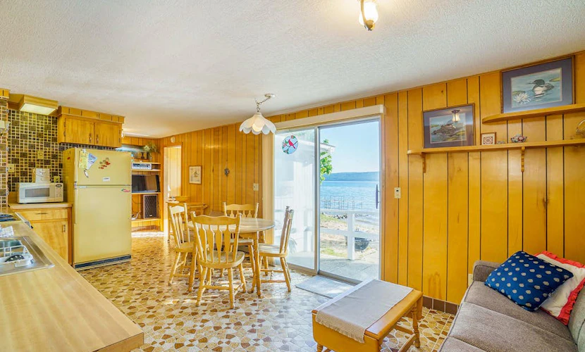 Inviting home w/ free cable and full kitchen - right on the lake