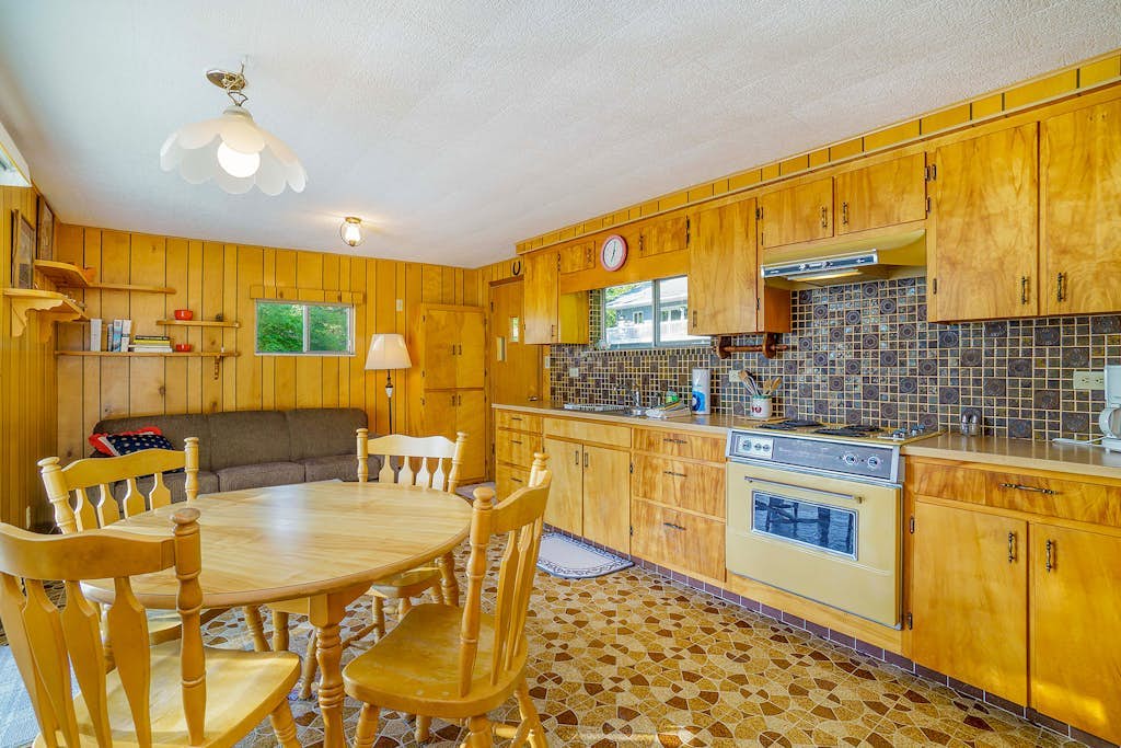 Inviting home w/ free cable and full kitchen - right on the lake