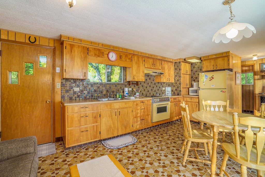 Inviting home w/ free cable and full kitchen - right on the lake