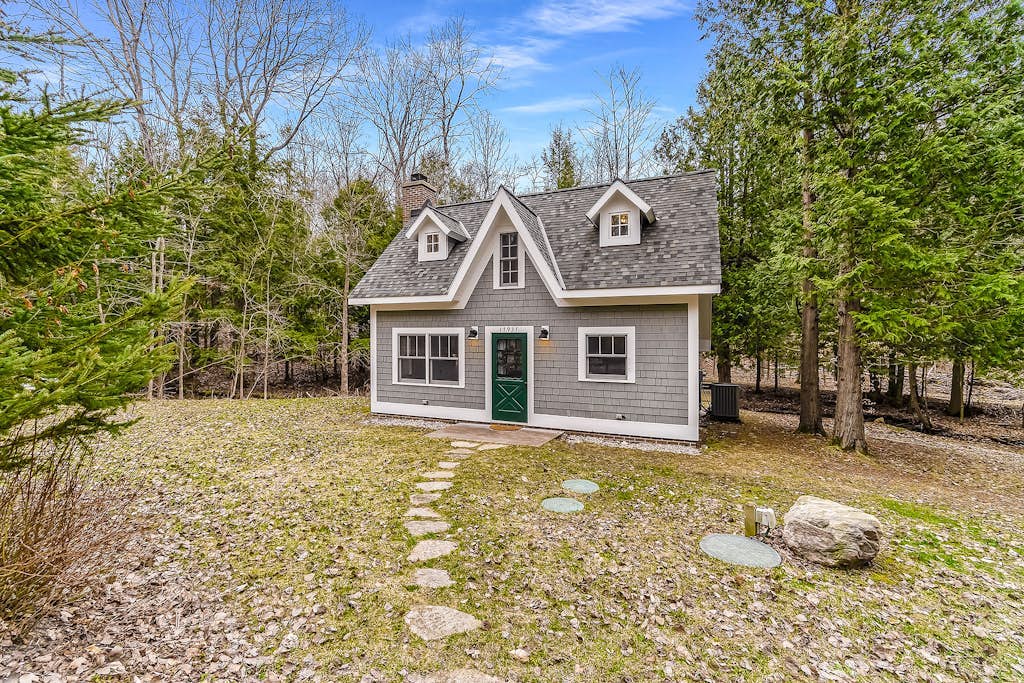 Secluded home w/ private grill, gas fireplace, full kitchen, and free WiFi