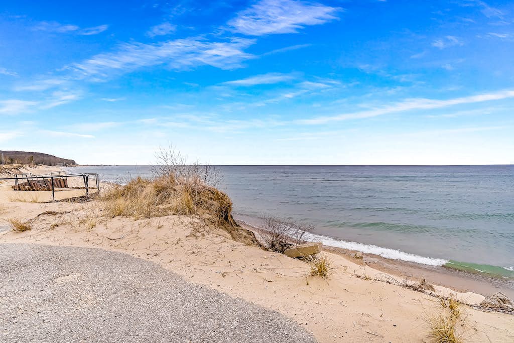 Secluded home w/ private grill, gas fireplace, full kitchen, and free WiFi