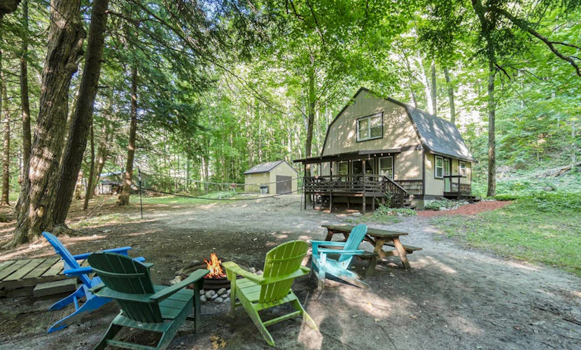 Riverfront cabin on the Betsie with private dock, kayaks & bikes - 2 dogs OK
