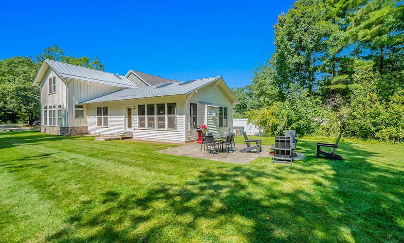 Comfortable cottage near Lake Michigan with gas fireplace, washer/dryer, patio