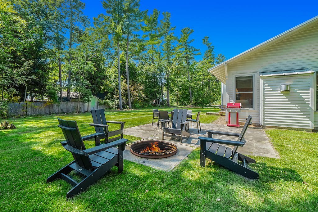 Comfortable cottage near Lake Michigan with gas fireplace, washer/dryer, patio
