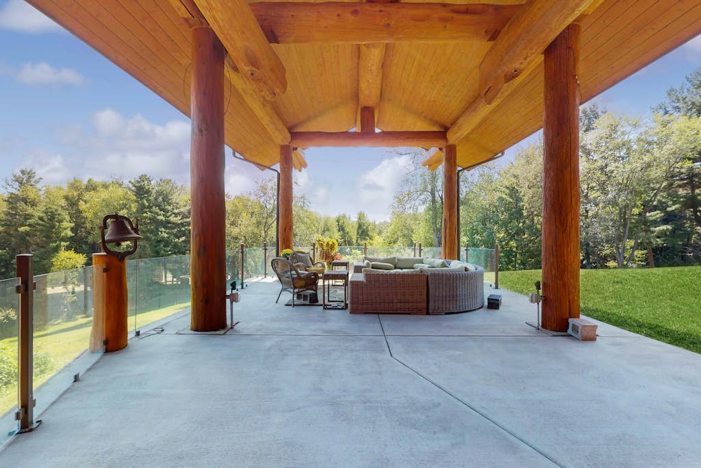 Grand cabin with lake view, pond, wood fireplace & AC, & fast WiFi