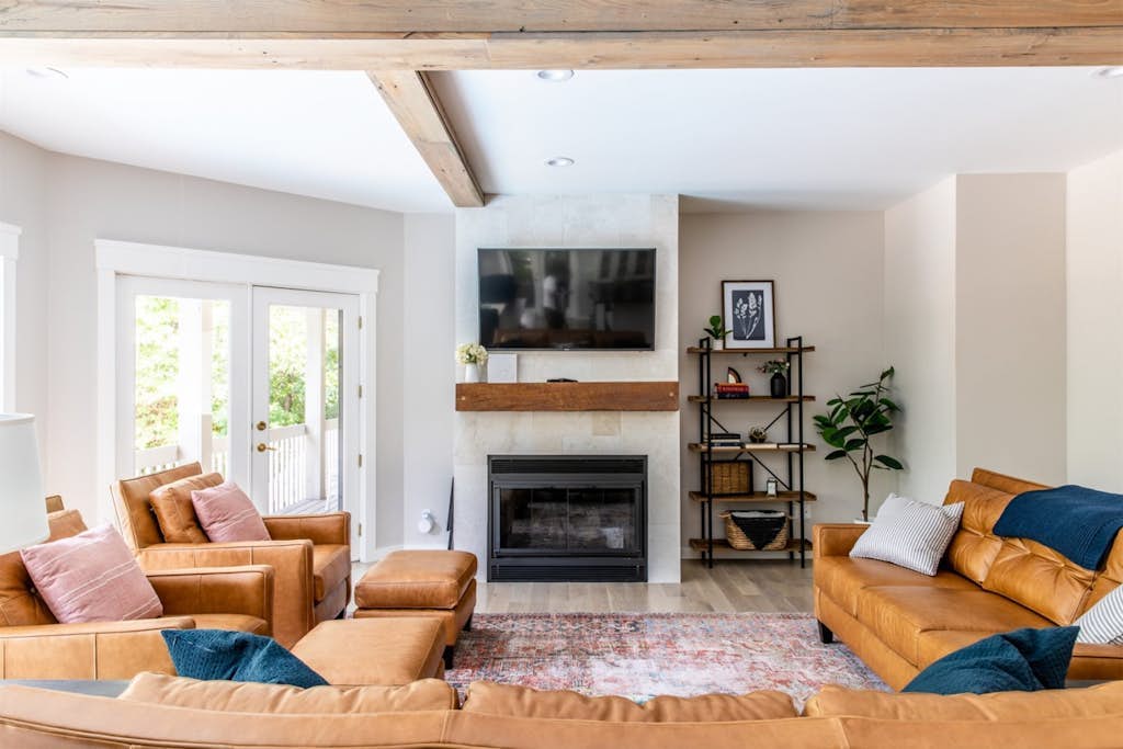 Dog-friendly house with private heated outdoor pool, hot tub & Ping-Pong