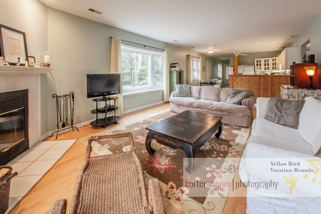 Dog-friendly home w/private heated pool, free WiFi, gas grill, & washer/dryer