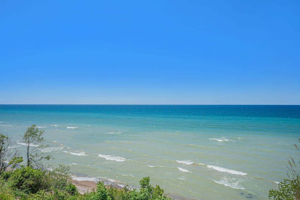 Beautiful home close to beach with deck, patio, firepit, WiFi, & gas fireplace