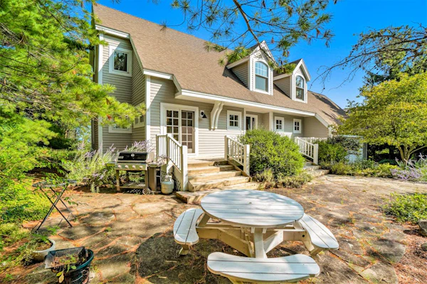Private lakefront house in great location with private beach, great views