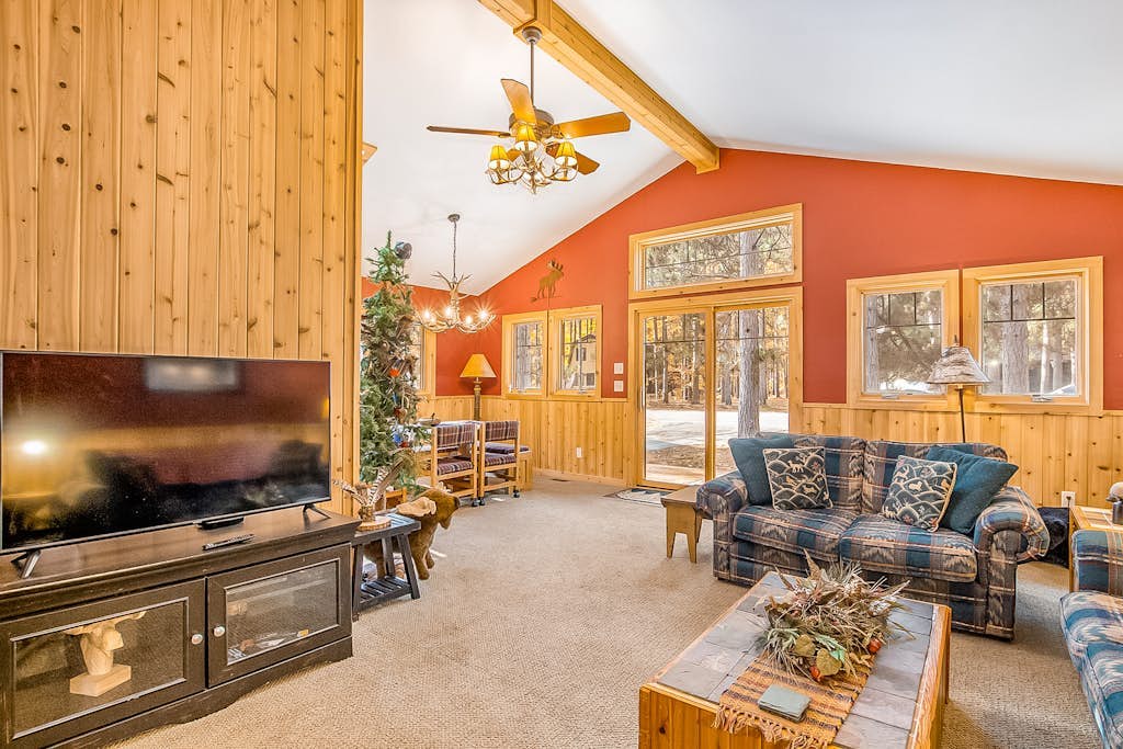 Family-friendly rustic cabin next to the slopes of Crystal Mountain