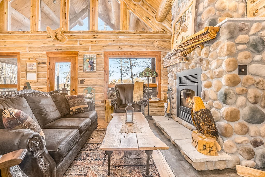 Delightful Riverfront Cabin with Wood-Burning Fireplace and Gas Grill & Hot Tub