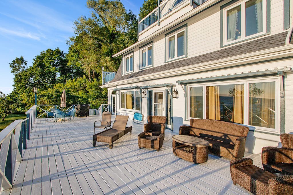 Upper-level Duplex on Lake Michigan w/ patio, gas grill & WIFI