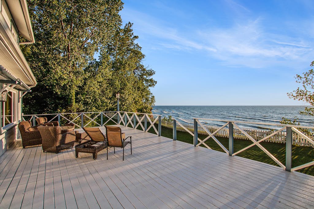Upper-level Duplex on Lake Michigan w/ patio, gas grill & WIFI