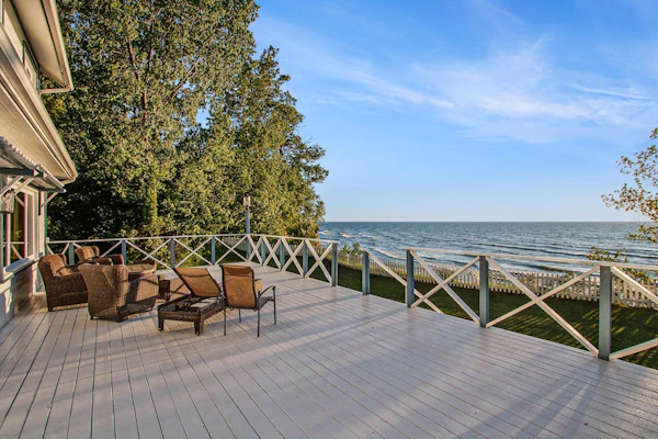 Upper-level Duplex on Lake Michigan w/ patio, gas grill & WIFI