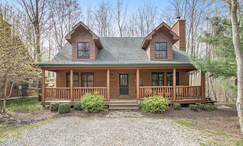 Cabin tucked in the trees with private hot tub & lake/pool access