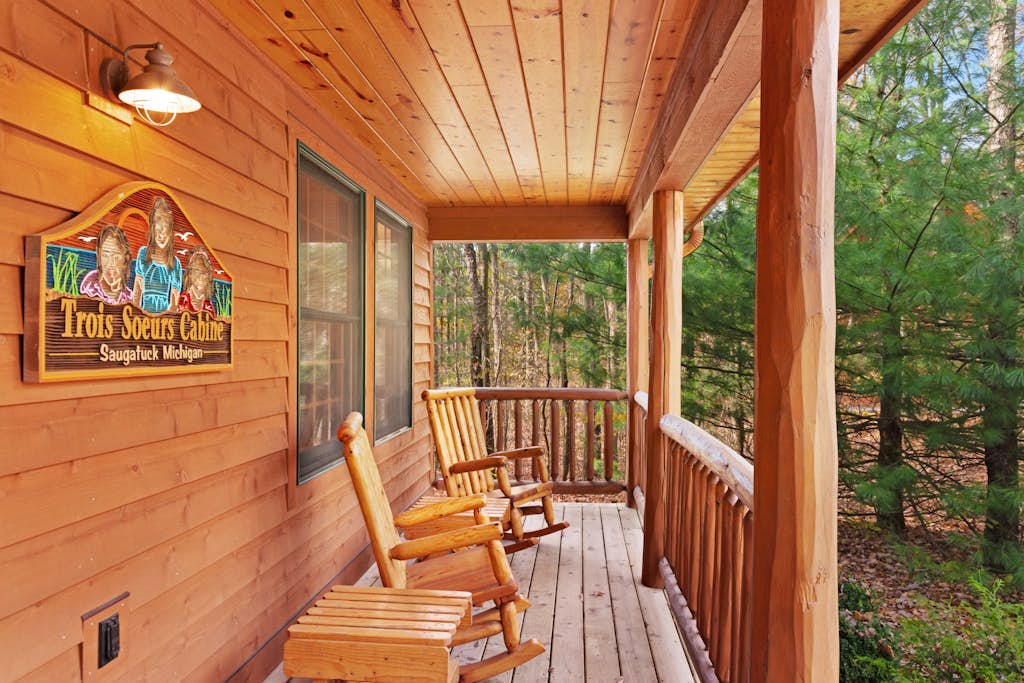 Cabin tucked in the trees with private hot tub & lake/pool access