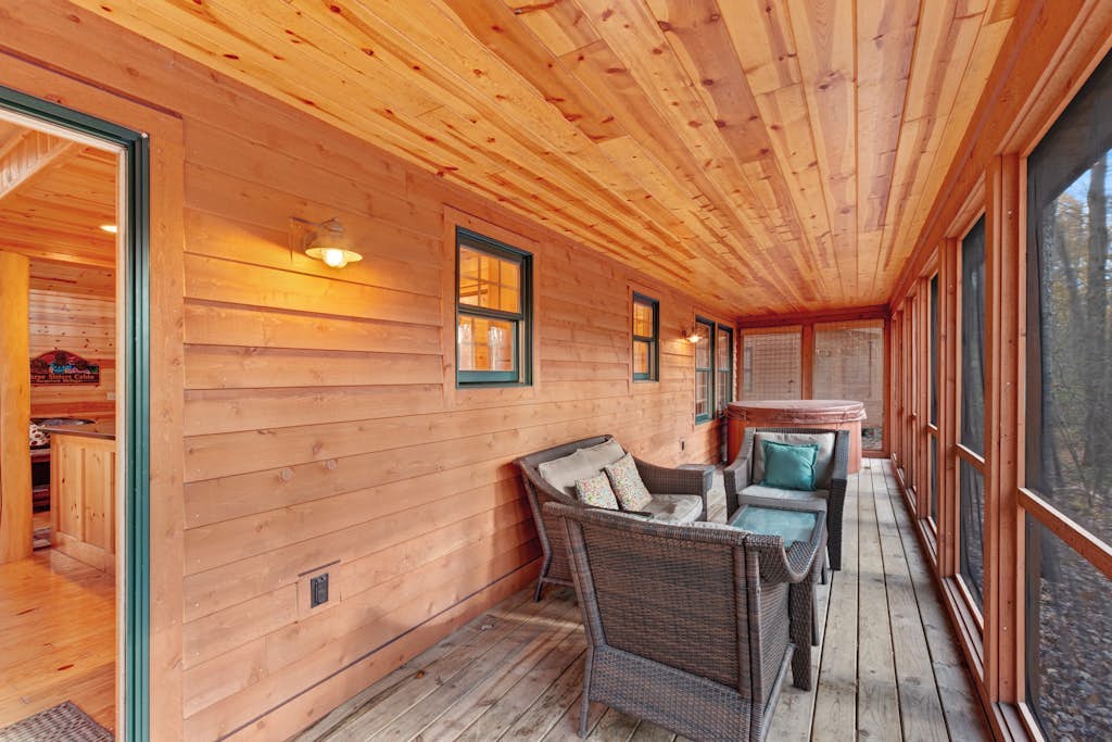 Cabin tucked in the trees with private hot tub & lake/pool access