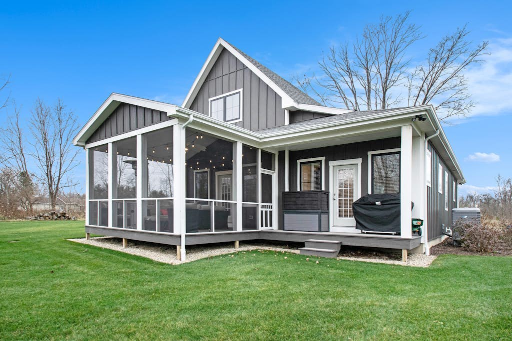 Modern home with large sun-room, firepit, grill, washer/dryer, & central AC