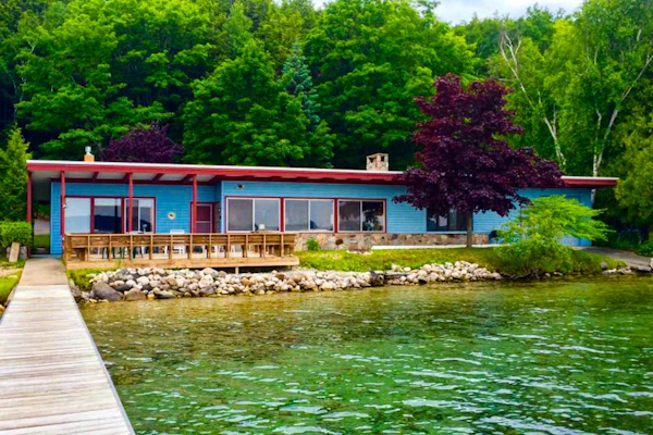 Spacious vacation gem on Crystal Lake w/gas fireplace, WiFi, central AC, firepit