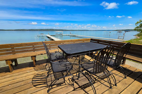 Spacious vacation gem on Crystal Lake w/gas fireplace, WiFi, central AC, firepit