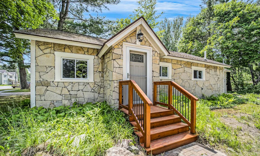 Stone home two blocks from the lake & downtown with gas grill & free WiFi