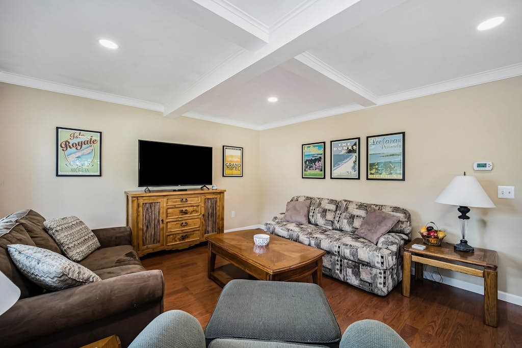 Stone home two blocks from the lake & downtown with gas grill & free WiFi