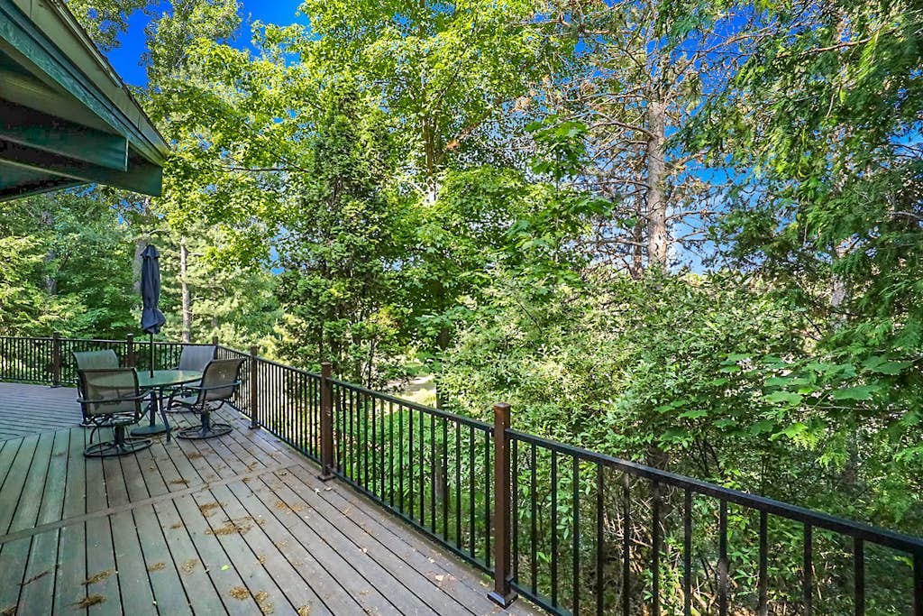 Warm & inviting retreat with a washer/dryer, central AC, fast WiFi, & gas grill