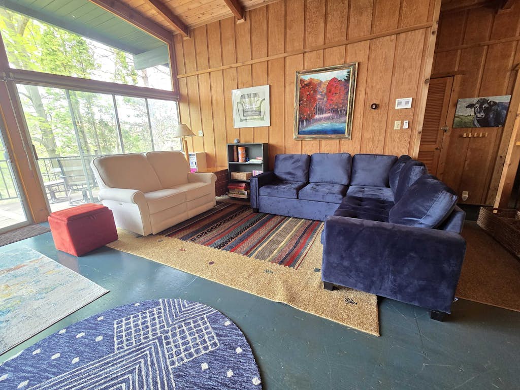 Warm & inviting retreat with a washer/dryer, central AC, fast WiFi, & gas grill
