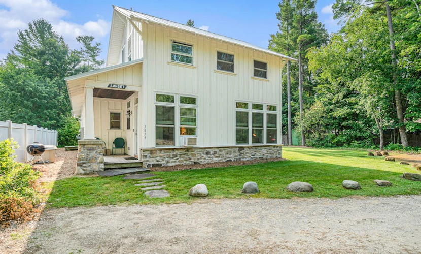 Gorgeous studio in downtown Glen Arbor with kitchenette, cable, AC, free WiFi