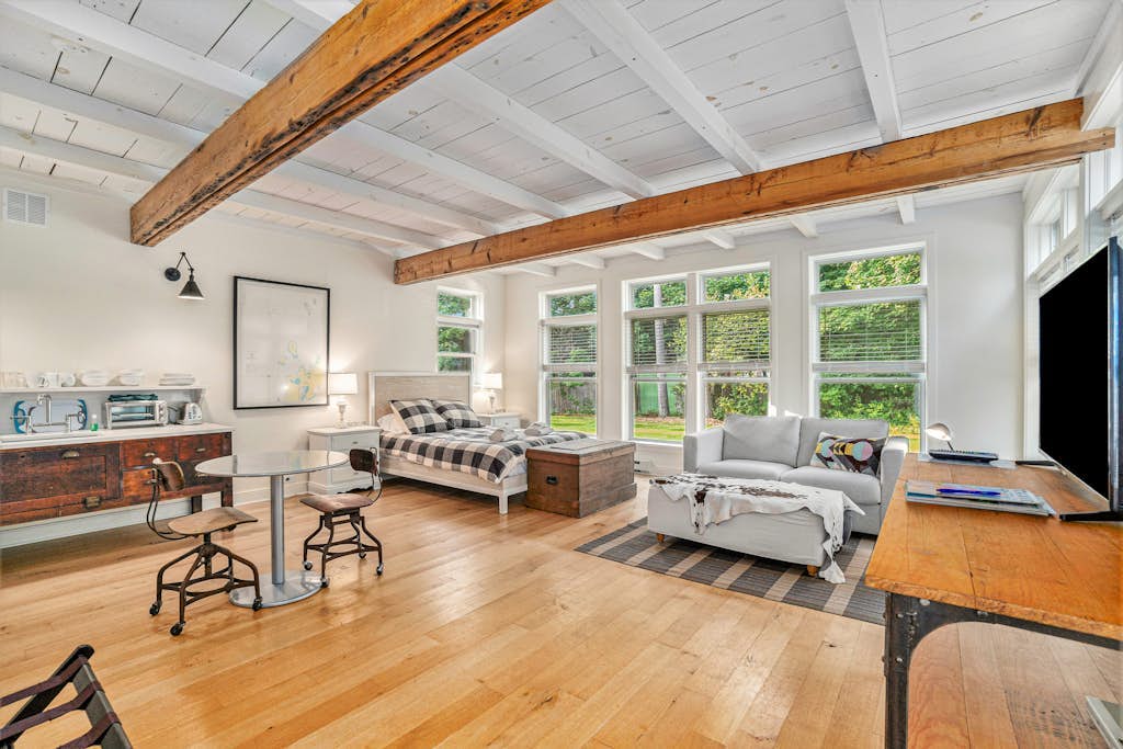 Gorgeous studio in downtown Glen Arbor with kitchenette, cable, AC, free WiFi