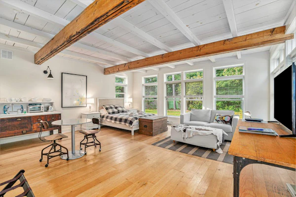 Gorgeous studio in downtown Glen Arbor with kitchenette, cable, AC, free WiFi