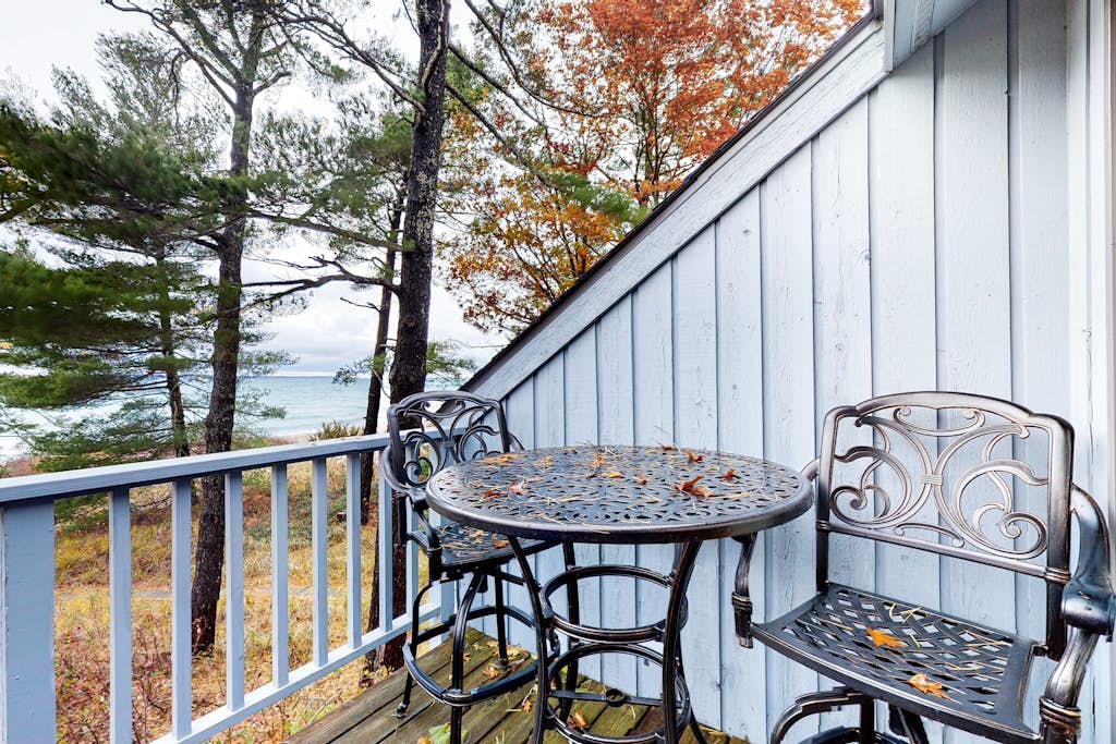Beachfront condo with beach access, fireplace, balcony, washer/dryer & views