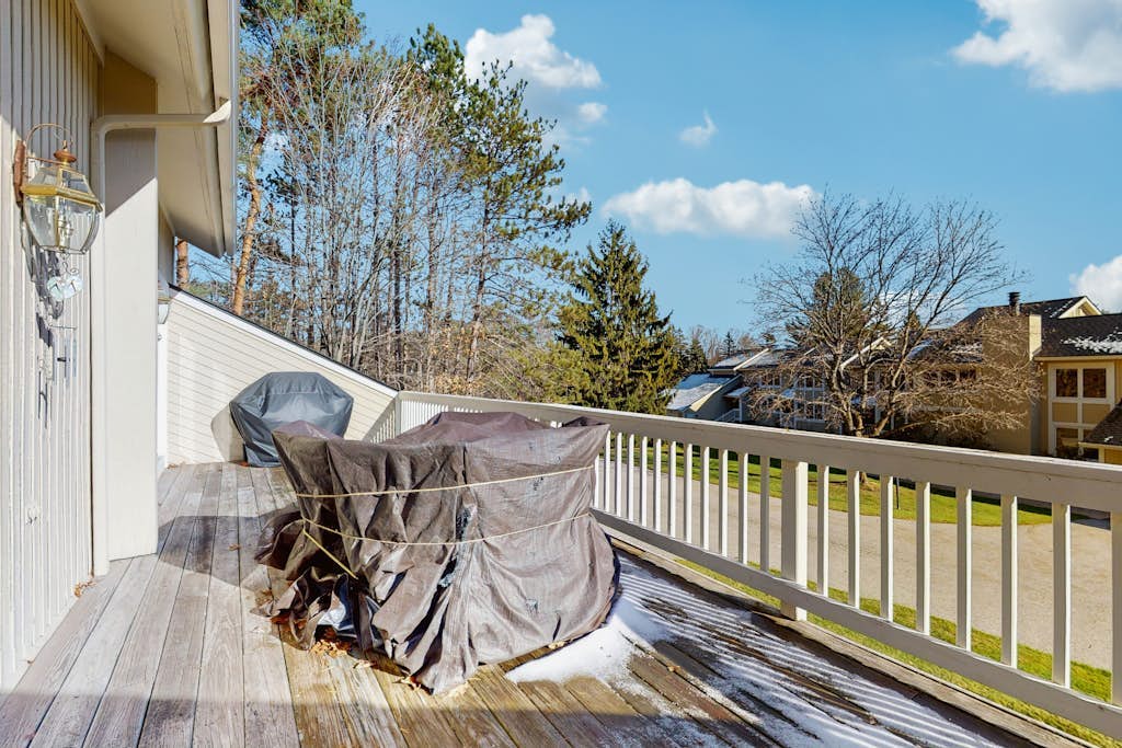 Spacious 3-level retreat w/ fireplace, wet bar, deck, tennis, skiing & golf near