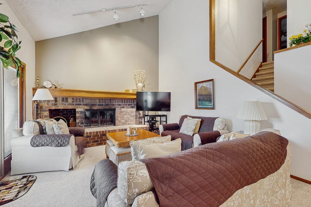 Spacious 3-level retreat w/ fireplace, wet bar, deck, tennis, skiing & golf near