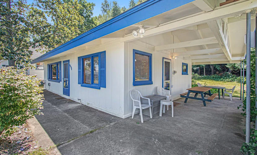 Cheerful dog-friendly lakefront home w/ free WiFi, firepit, and full kitchen
