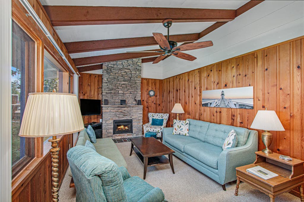 Cheerful dog-friendly lakefront home w/ free WiFi, firepit, and full kitchen