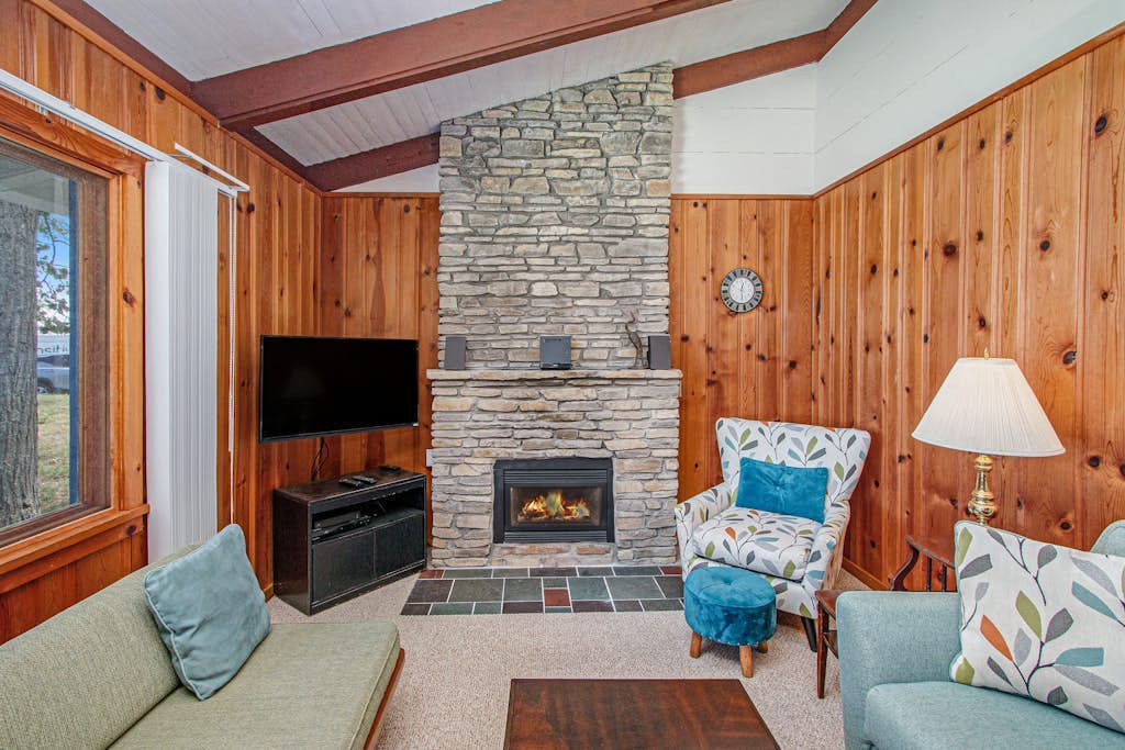 Cheerful dog-friendly lakefront home w/ free WiFi, firepit, and full kitchen