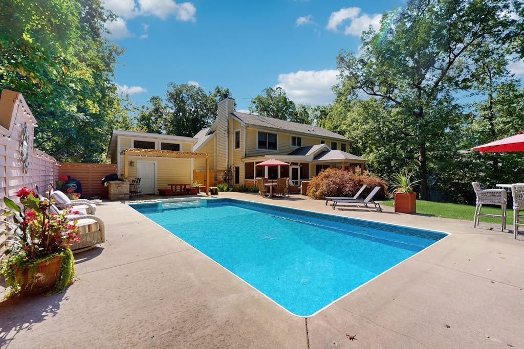 Luxurious home with private outdoor pool, hot tub, pool table & WiFi