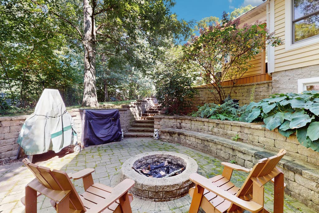 Luxurious home with private outdoor pool, hot tub, pool table & WiFi