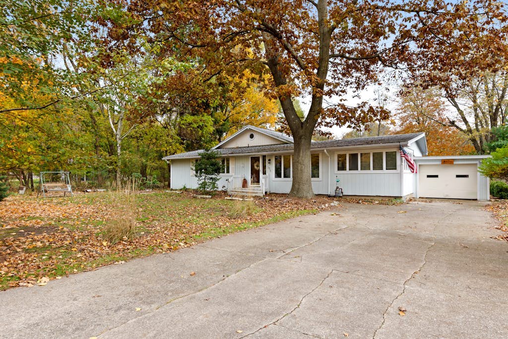 Spacious home under a mile to Douglas Beach Great for families or groups