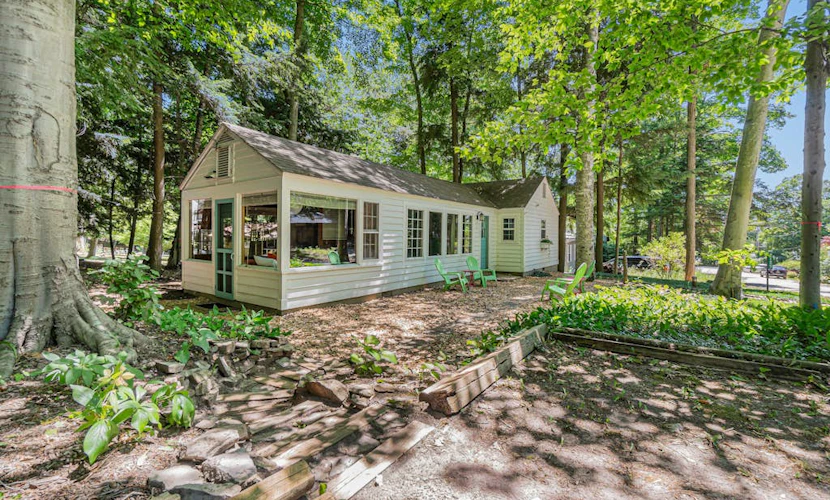 Peaceful & shady cottage near beach with streaming, free WiFi, full kitchen