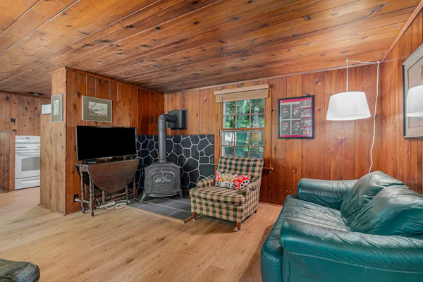 Peaceful & shady cottage near beach with streaming, free WiFi, full kitchen